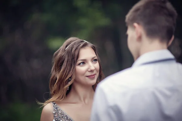 Dos amantes en el bosque. Sesión de fotos en el bosque lluvioso —  Fotos de Stock