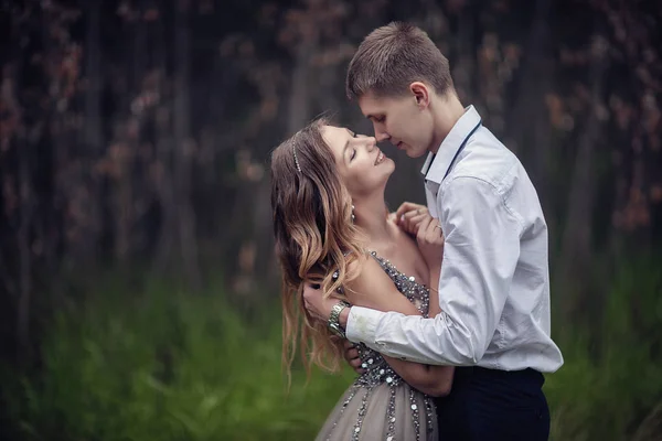 Two lovers in the forest. Photoshoot in the rainy forest — Stock Photo, Image