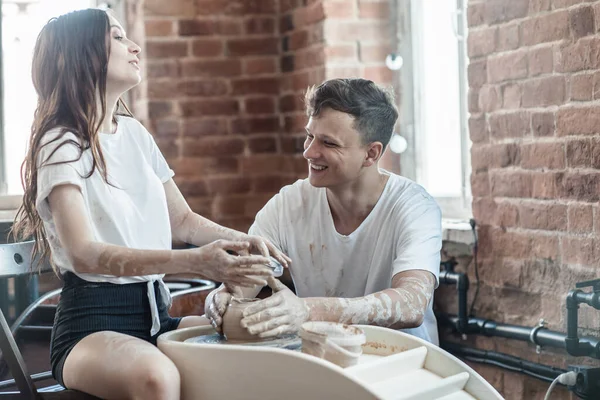 Hermosa pareja joven en un taller de cerámica — Foto de Stock