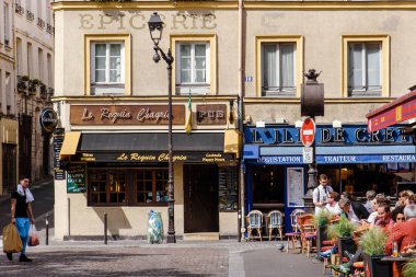 Restoran ve yaz terası ile Paris sokak