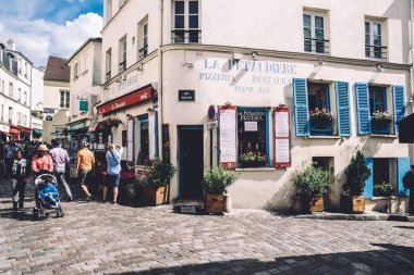 Montmartre sokak ve La Petaudiere Restoran