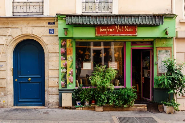 Calle Parisina con Restaurante Vietnamita — Foto de Stock