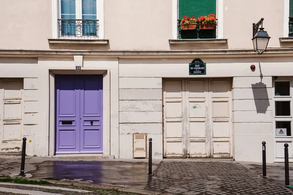 Montmartre'de geleneksel Paris ev cephe — Stok fotoğraf