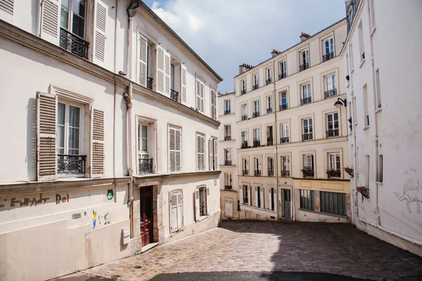 Rua em Montmartre com Casas Tradicionais Velhas — Fotografia de Stock
