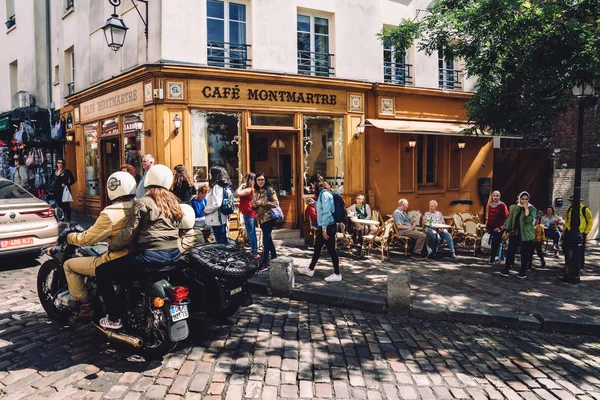 Cafe Montmartre yaz terasında insanlarla