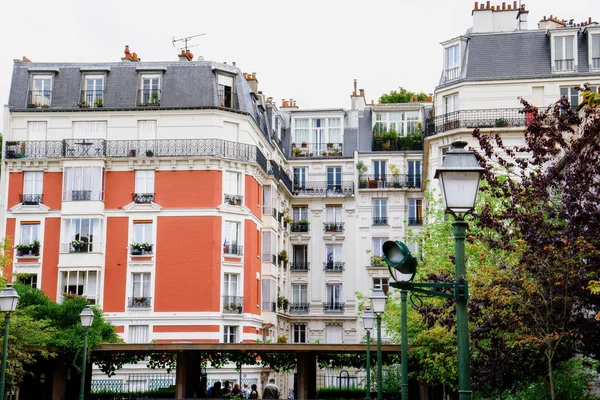 Típica fachada del edificio de París en Montmartre — Foto de Stock