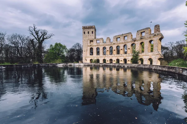 Ruinas antiguas en Ruinenberg Hill en Potsdam — Foto de Stock