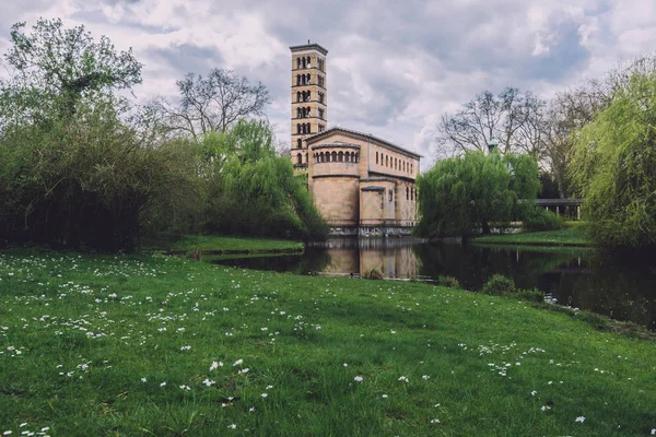 Potsdam'daki Sanssoucci Park'ta barış Kilisesi — Stok fotoğraf