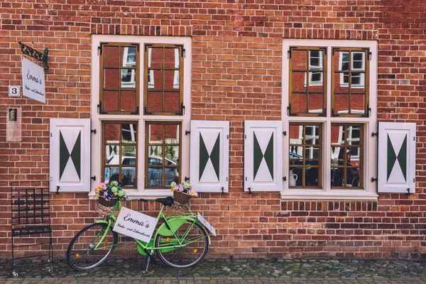 Parede de tijolo e bicicleta verde no distrito holandês em Potsdam — Fotografia de Stock