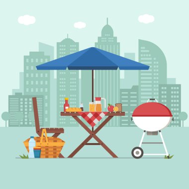 Şehir arka plan üzerinde piknik masa ile Barbekü