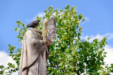 Saint Denis tutarak başını heykeli