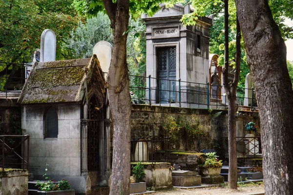 Náhrobky na hřbitově Montmartre v Paříži — Stock fotografie