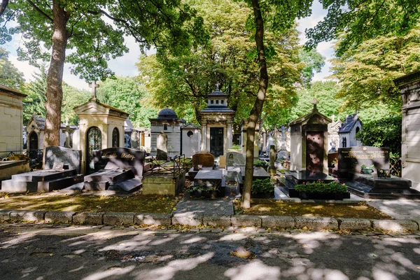 Náhrobky na hřbitově Montmartre v Paříži — Stock fotografie