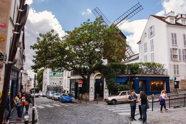 Le Moulin de la Galette ravintola Montmartressa — kuvapankkivalokuva