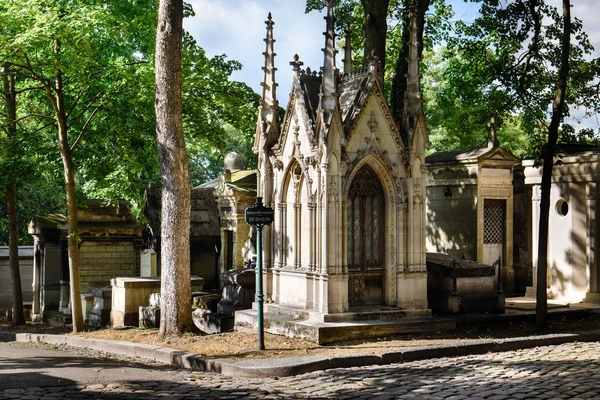Náhrobky na hřbitově Montmartre v Paříži — Stock fotografie