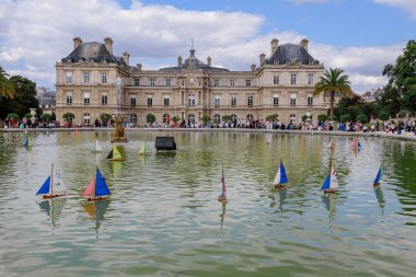 Lüksemburg Sarayı'yla havuzunda ahşap tekneler