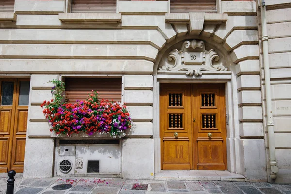Antigua fachada del edificio parisino con Geranio — Foto de Stock