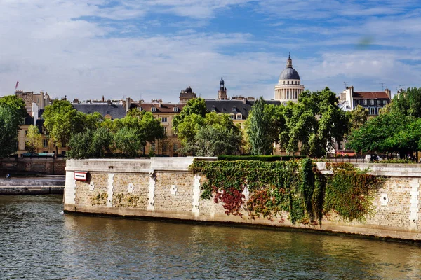 Вигляд Латинського кварталу та Парижі з Сени — стокове фото