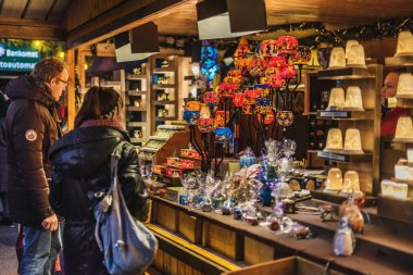 Noel pazarı Hediyelik eşya satın alma turist