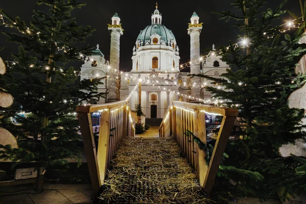 Karlsplatz komst kerstmarkt bij nacht — Stockfoto