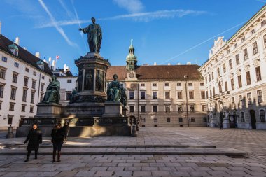 Sigarasız, iç avlu Hofburg Sarayı'nın görünümünü