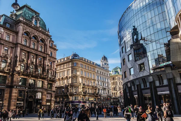 Mariahilfer Strasse plein met historische gebouwen gevels — Stockfoto