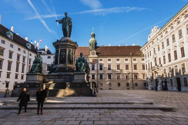 Uitzicht op de binnenplaats van het Paleis Hofburg — Stockfoto