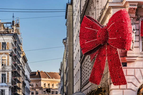 Gebouw met kerst rood buigen in Wien — Stockfoto