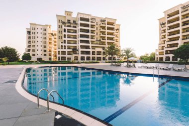 12 Eylül 2017 - Al Hamra Village Ras al Khaimah, Birleşik Arap Emirlikleri için. Al Hamra village apartman binaları, bahçesi ve havuzu ile modern Arap yerleşim bölgesinde.