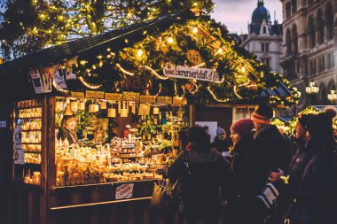 İnsanlar Noel pazarı Hediyelik eşya satın alma