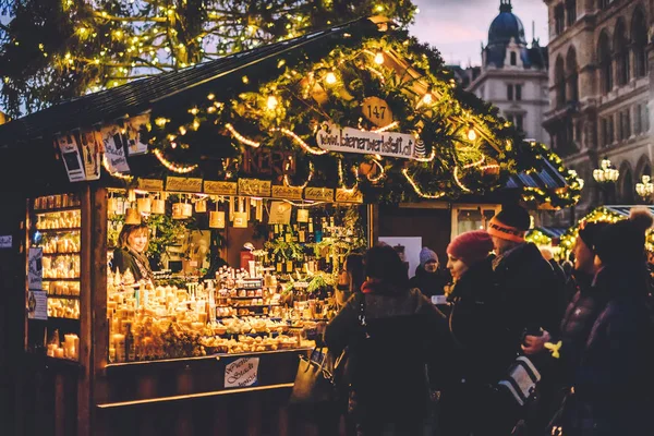 Mensen kopen van Souvenirs bij de kerstmarkt — Stockfoto