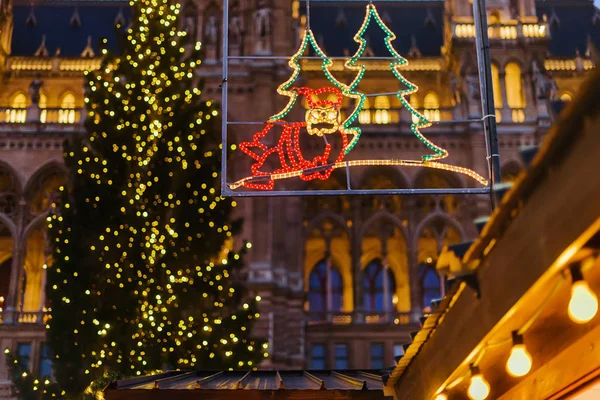 Verlichte decoratie op kerstmarkt — Stockfoto