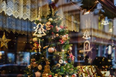 Vienna, Avusturya - 21 Aralık 2017. Noel ağacı süsleme ve aydınlatma çelenk ile kış tarafından vitrin. Cam ekran ile Noel süsler ve ışıklar.