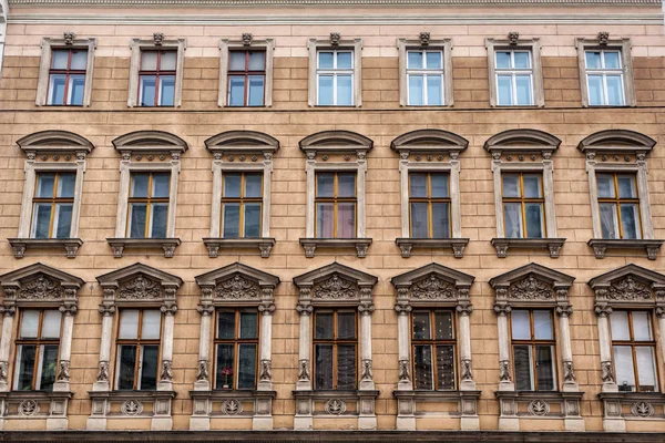 Παλαιά ευρωπαϊκά παράθυρα στην οικοδόμηση των προσόψεων — Φωτογραφία Αρχείου