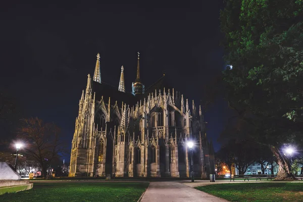 Gotische Votivkirche nachts beleuchtet — Stockfoto