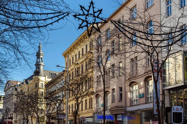 Rue centrale avec façades de bâtiment à Noël — Photo