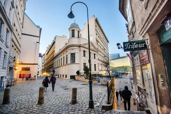 Strada viennese con facciate di edifici — Foto Stock