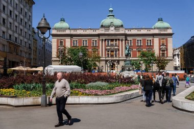 Belgrad'da Cumhuriyet Meydanı'nda Yürüyen Ler
