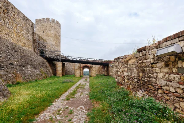 Стены и руины Белградской крепости Калемегдан — стоковое фото