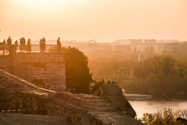 Belgrad Kalesi Kalemegdan'da İnsanlar Dinleniyor — Stok fotoğraf