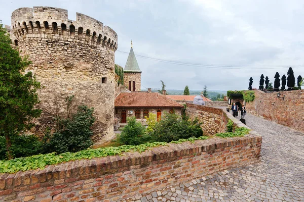 Seinät ja torni Belgradin linnoitus Kalemegdan — kuvapankkivalokuva