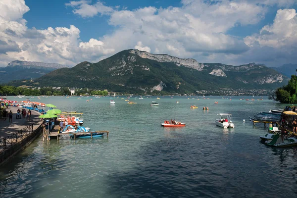 Annecy-sjön i franska Alpes Mountain landskap — Stockfoto