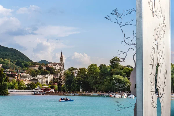 Utsikt över Annecy-sjön och konst installation — Stockfoto