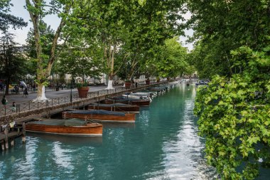 Aşıklar Köprüsü'nden Thiou Nehri Manzarası