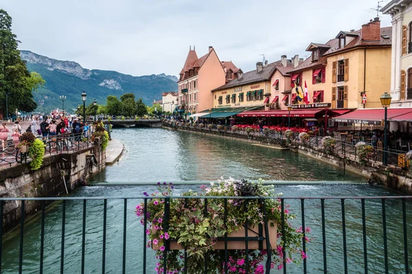 Oude stad van Annecy en de Alpen vanaf de brug — Stockfoto