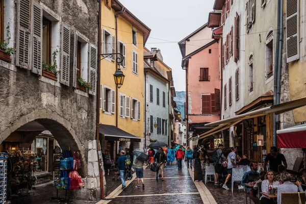 Middeleeuwse Annecy oude stad verharde straat uitzicht — Stockfoto