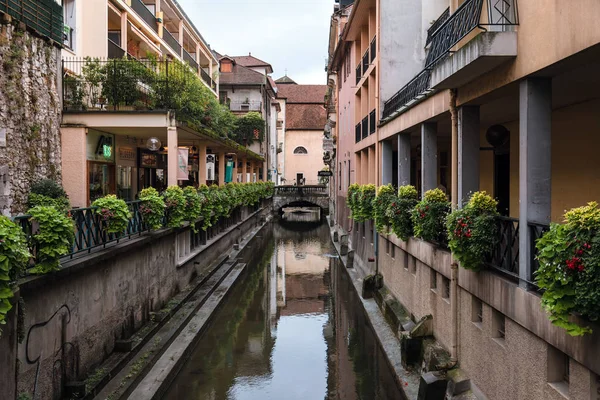 Opinião dos canais da cidade velha do Rio de Annecy Thiou — Fotografia de Stock