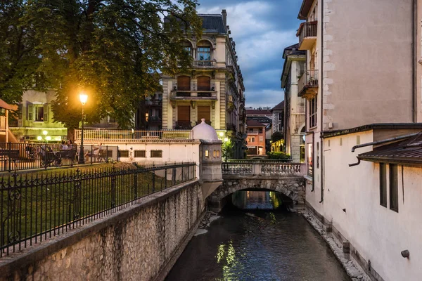 Canais do rio Annecy Thiou em vista noturna — Fotografia de Stock