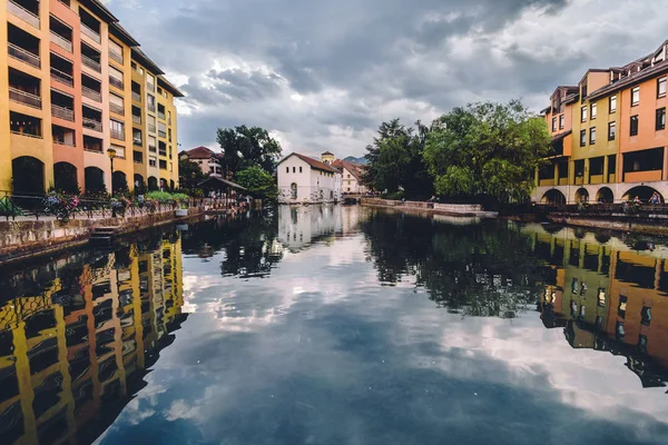 Thiou River and Annecy Town with Reflections — Stock Photo, Image