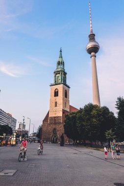 Fernsehturm Televizyon Kulesi ve St. Mary Kilisesi